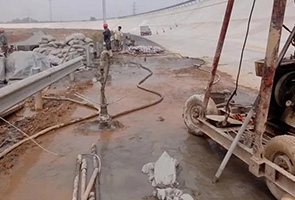 林芝公路钻孔施工